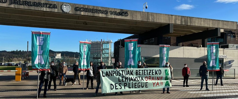 Representantes de ELA-Ertzaintza se concentran ante la sede de RRHH en Erandio
