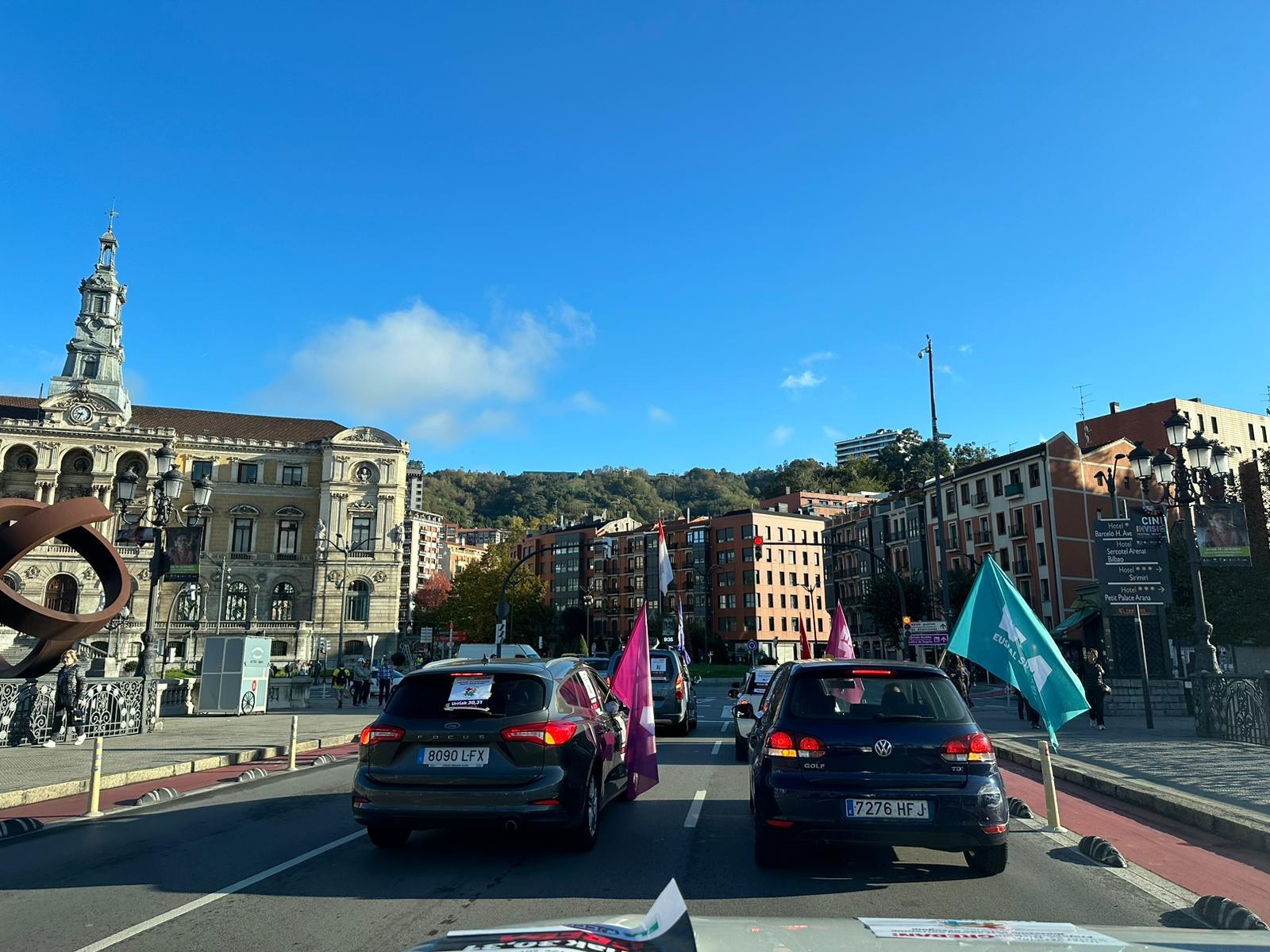 Caravana de coches y manifestación en Bilbao en el primer día de huelga