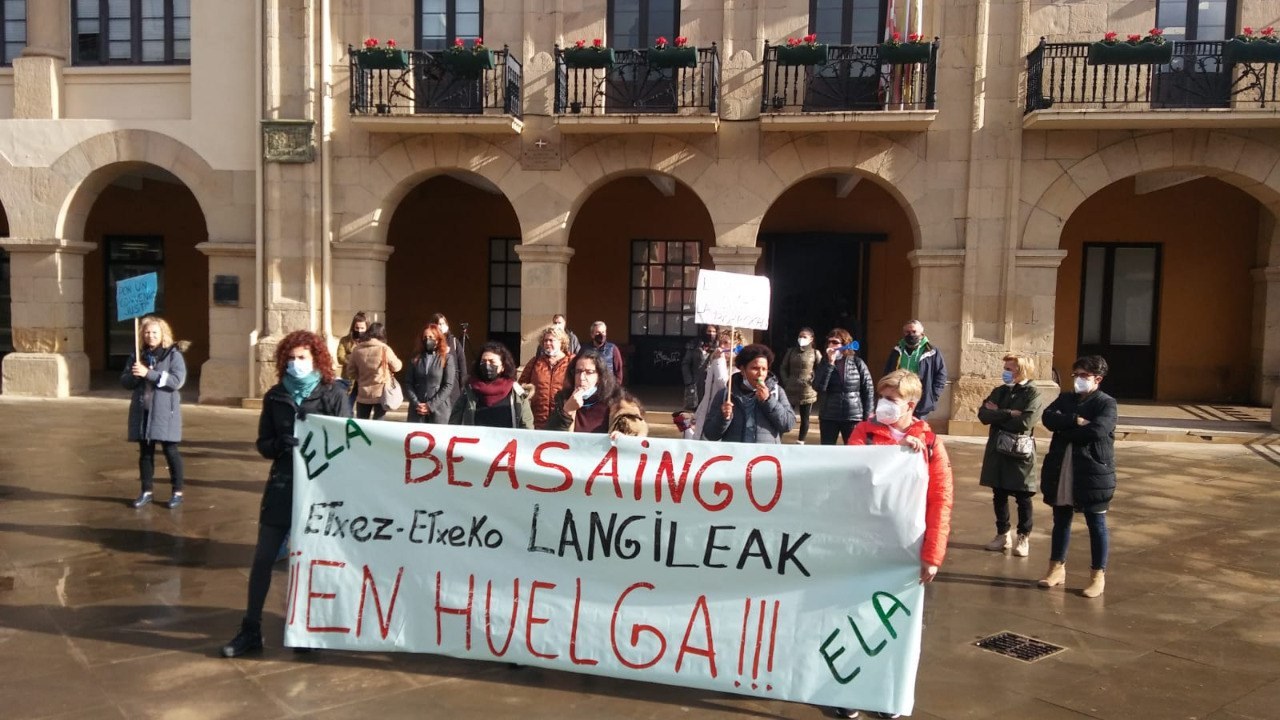 Comienza la huelga en el Servicio de Ayuda a Domicilio de Beasain Comienza la huelga en el Servicio de Ayuda a Domicilio de Beasain