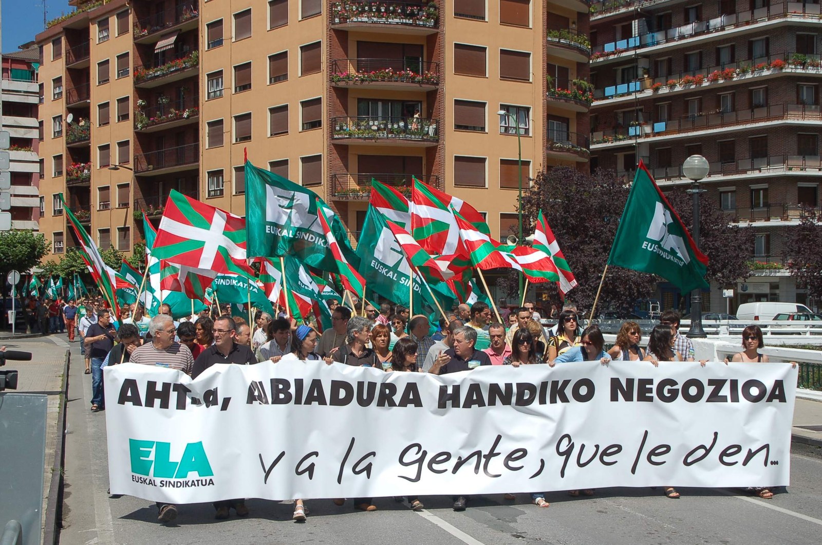 Con el lema "Por un tren social, No al TAV" se ha celebrado una manifestación en Tolosa