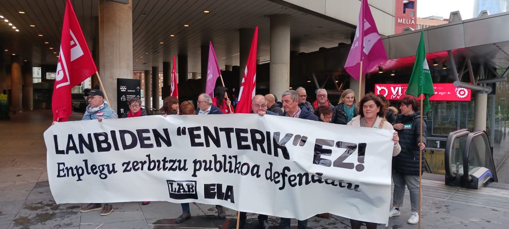 Concentración ante el Congreso de Empleo del Gobierno Vasco