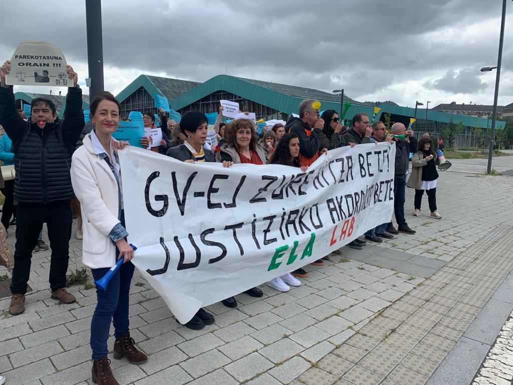 Concentración ante Lakua para exigir la homologación