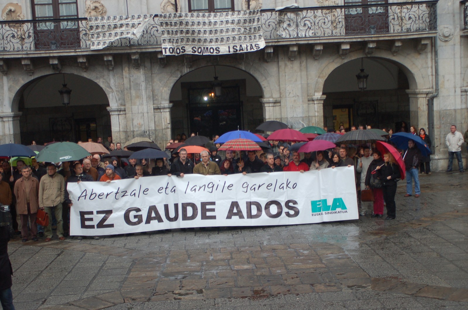 Concentración en Arrasate para denunciar el atentado contra Isaías Carrasco