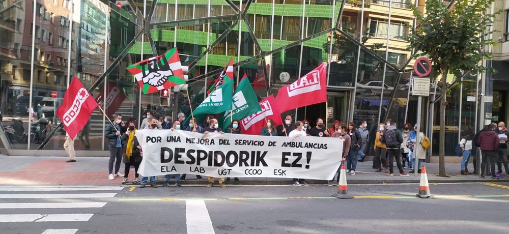 Concentración en Bilbao para exigir al Gobierno vasco que restablezca el servicio de ambulancias suprimido y readmita a las 60 personas despedidas