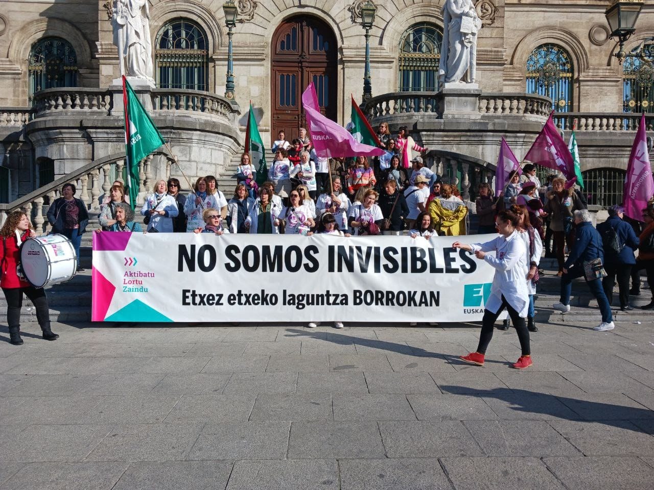 Concentración en Bilbao para exigir mejoras en la atención, la salud laboral, y la recuperación del poder adquisitivo