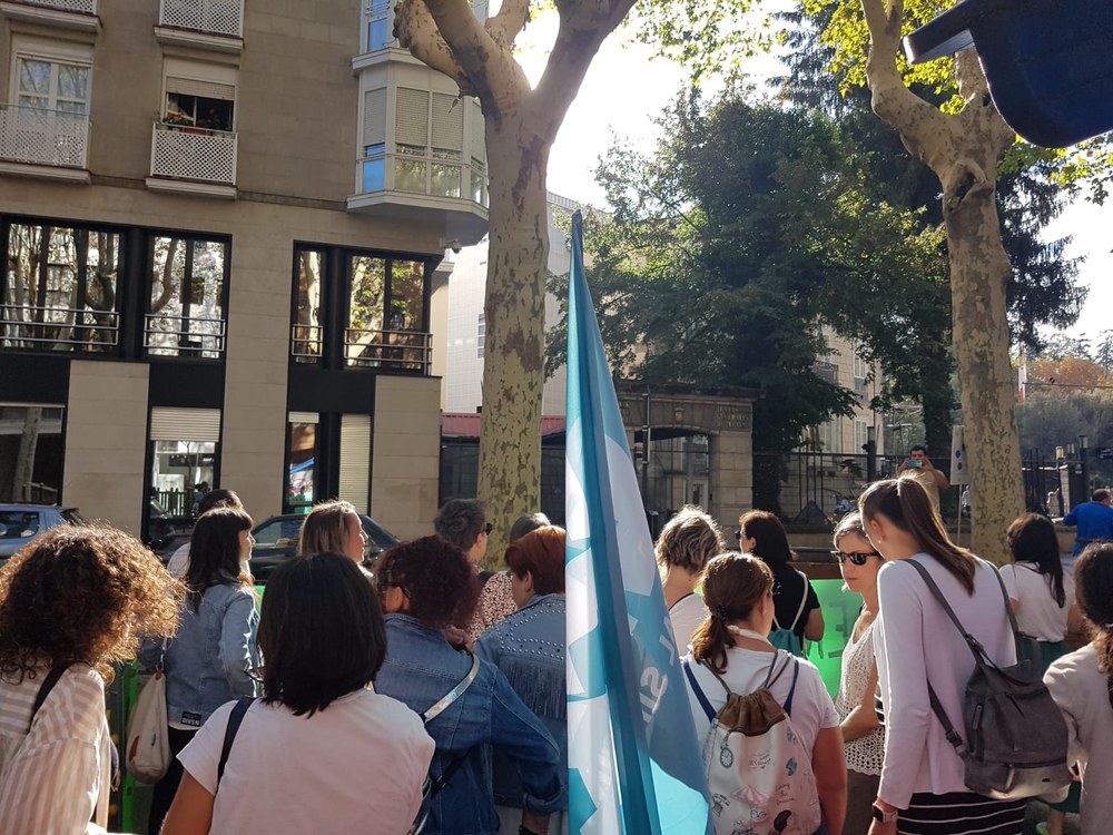 Concentración para denunciar el bloqueo para renovar el convenio