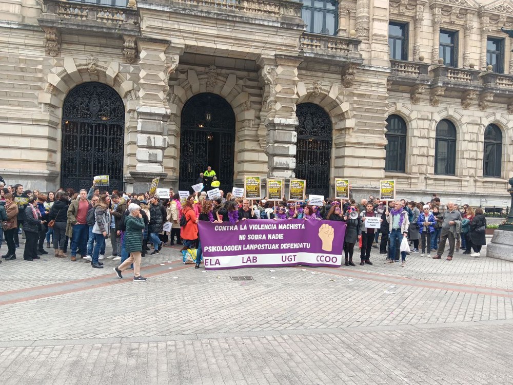 Concentración para denunciar que la Diputación de Bizkaia quiere reducir la plantilla del servicio