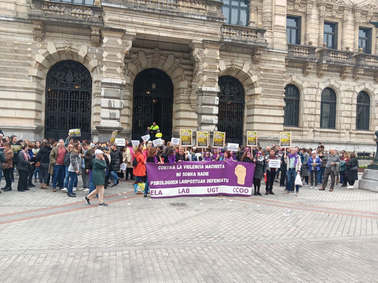 Concentración para denunciar que la Diputación de Bizkaia quiere reducir la plantilla del servicio Concentración para denunciar que la Diputación de Bizkaia quiere reducir la plantilla del servicio