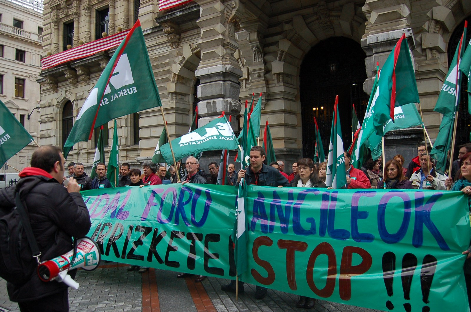 Concentraciones ante las diputaciones de Bizkaia y Gipuzkoa contra los recortes