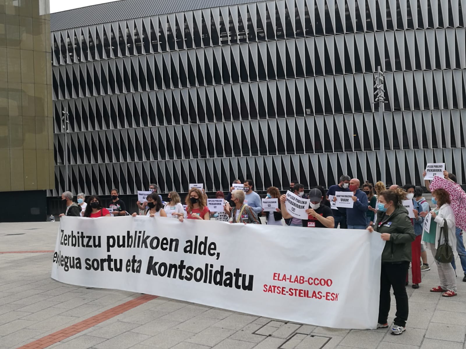 Concentraciones multitudinarias en cientos de centros de trabajo por la creación de empleo público y la consolidación