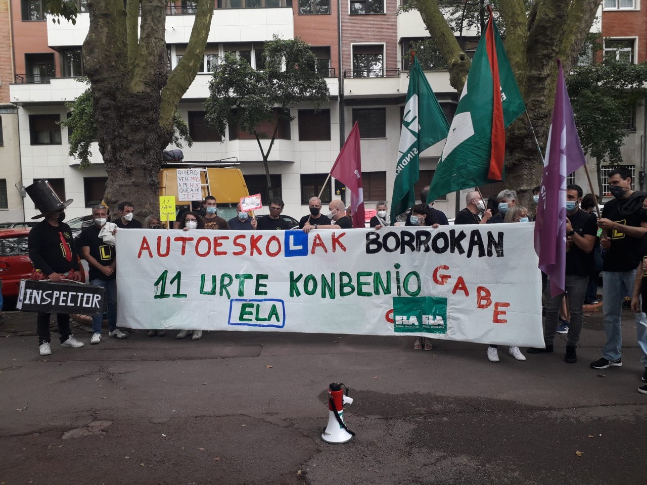 El cuarto día de huelga de las autoescuelas de Bizkaia también ha contado con un amplio seguimiento