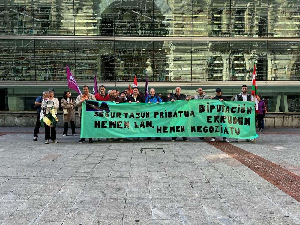 El personal de vigilantes de seguridad privada, la subcontrata peor pagada de la administración, reivindica mejoras laborales