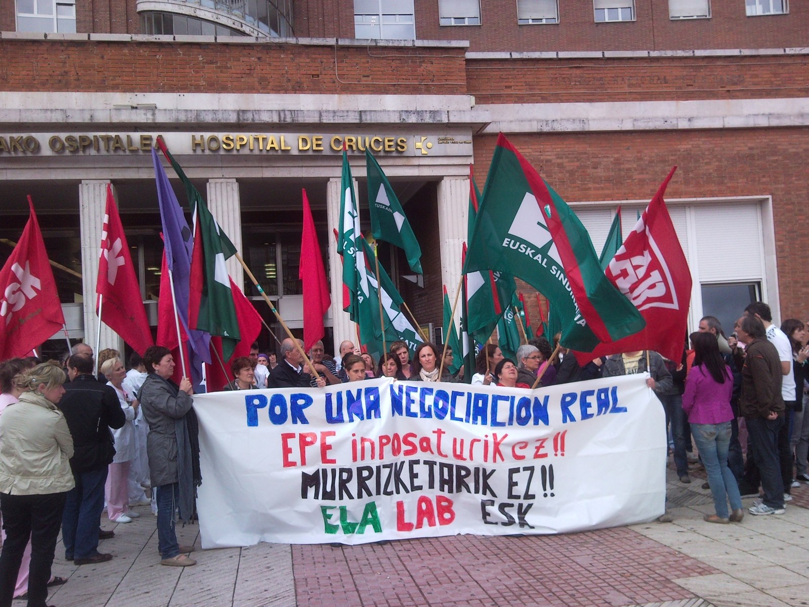 El personal del Hospital de Cruces se ha concentrado por una sanidad pública de calidad