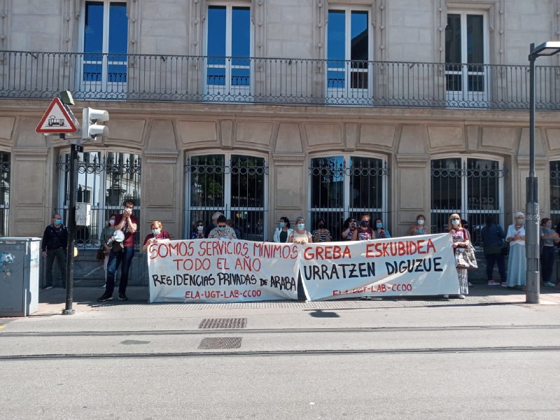 Decimocuarta jornada de huelga en las residencias de Araba para reclamar un convenio provincial digno