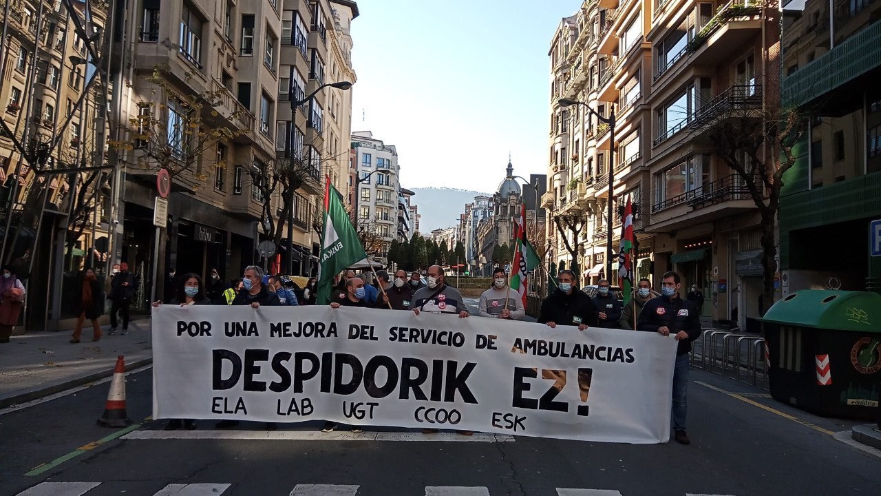 ELA, LAB, UGT, CCOO, ESK y CNT exigen la readmisión de los trabajadores y trabajadoras de ambulancias despedidas