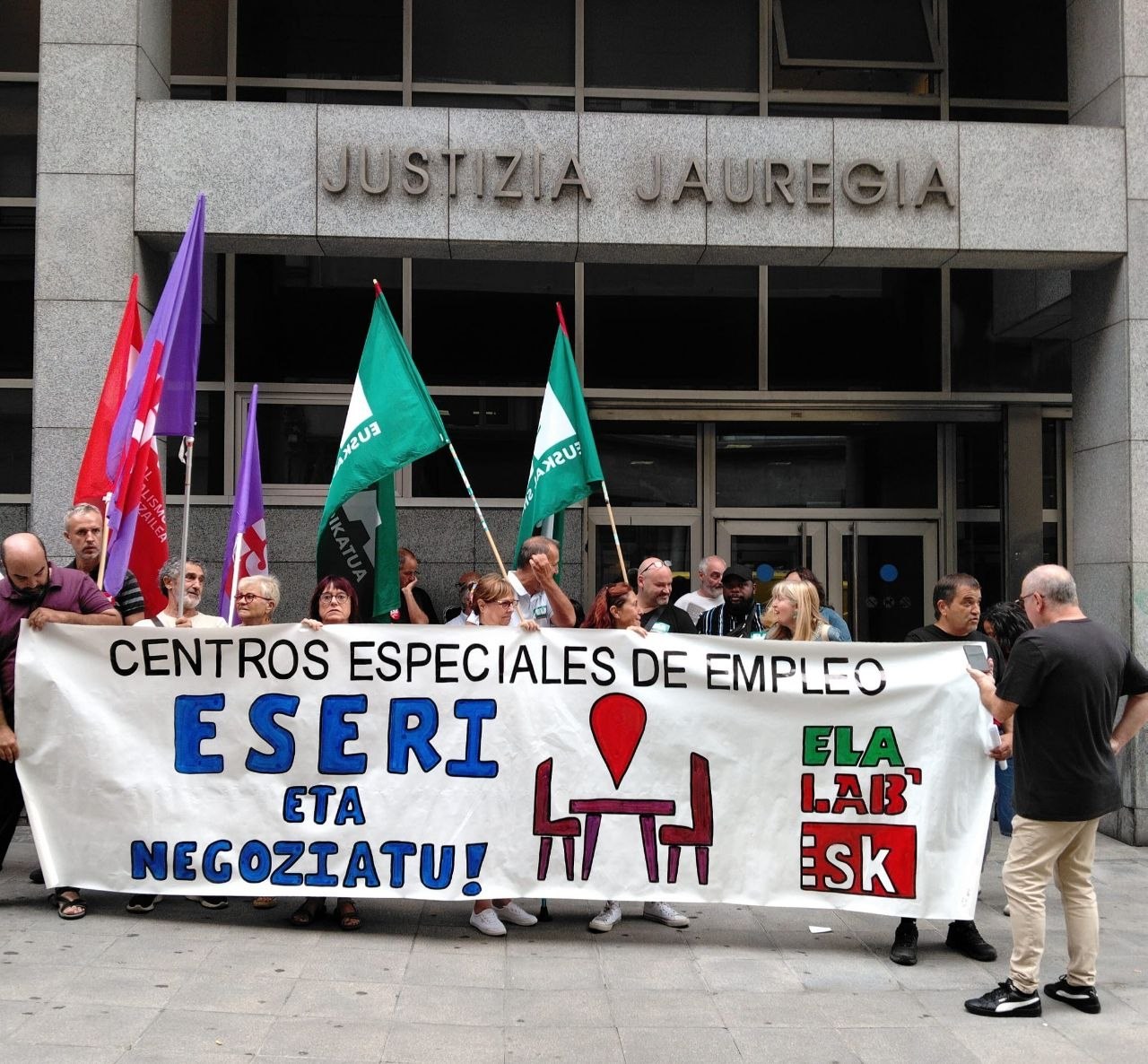 ELA, LAB y ESK denuncian el bloqueo de la negociación y reclaman un convenio propio