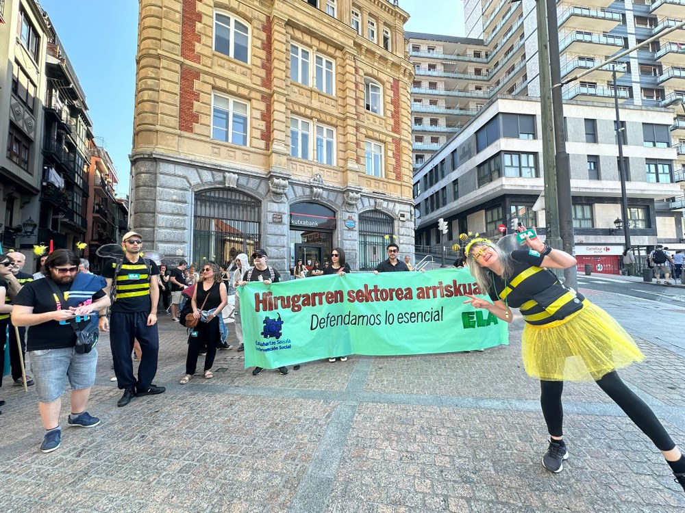 ELA realiza una performance para denunciar que el proceso de conciliación entre patronal y sindicatos no mejora contenidos
