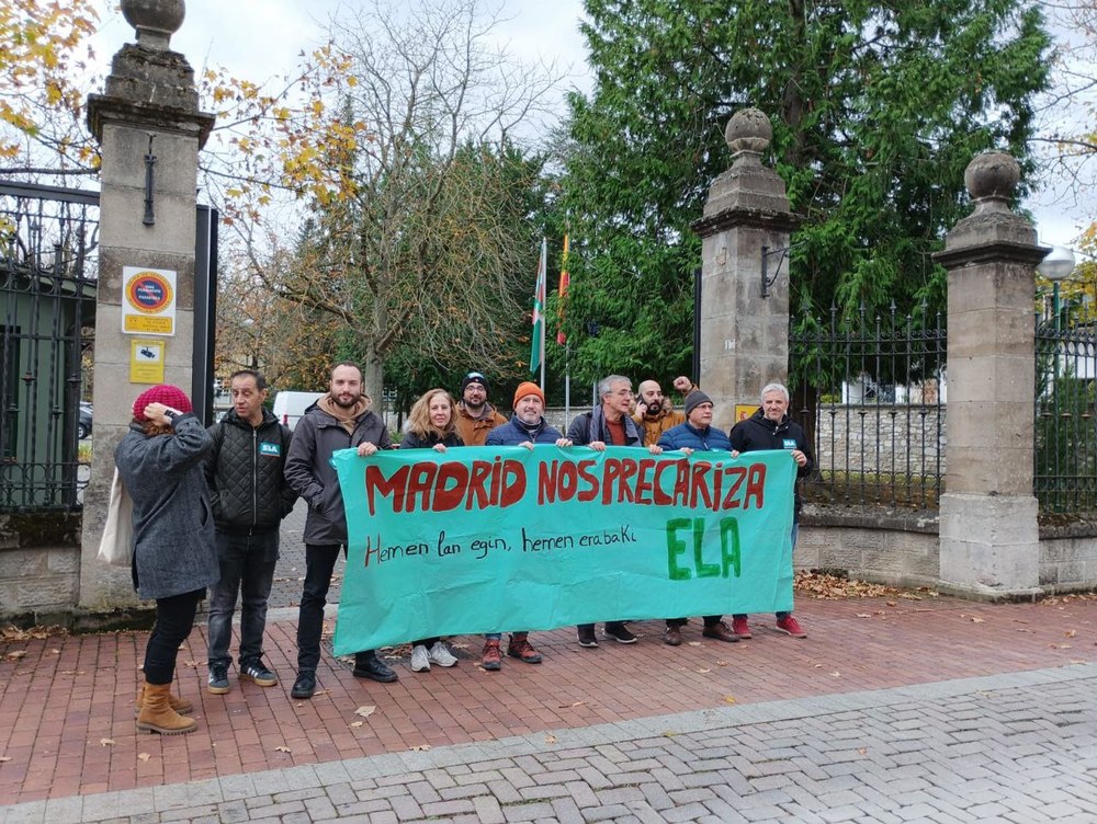 ELA se ha concentrado frente a la Delegación del Gobierno para denunciar que Madrid precariza a las y los trabajadores