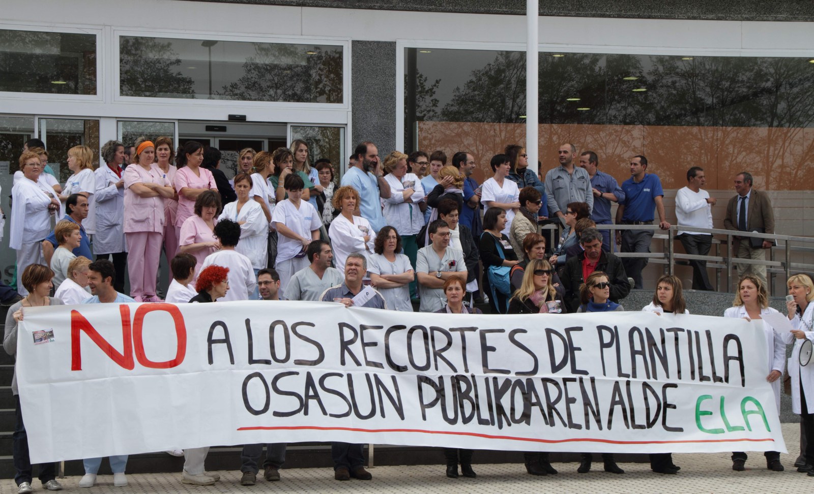 ELA y LAB se movilizan para denunciar los recortes en Osakidetza