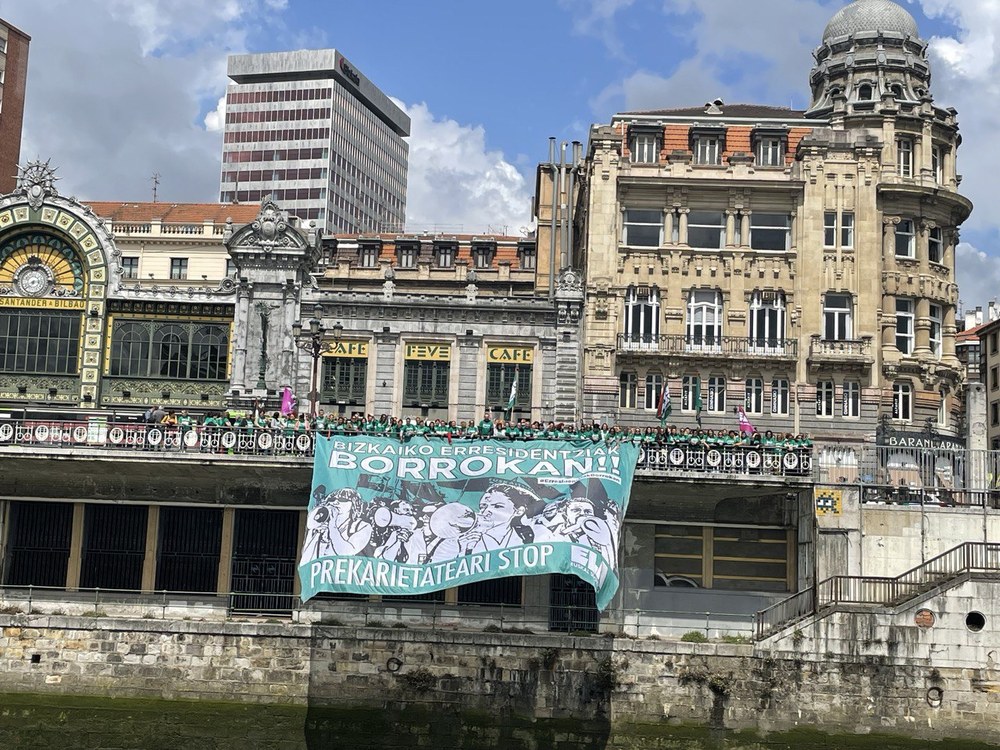 Tiñen de verde el Puente del Arenal (Bilbao), en su 63 jornada de huelga