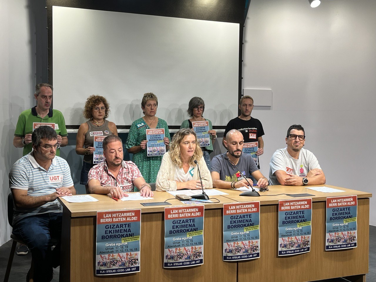 Convocan ocho días de huelga