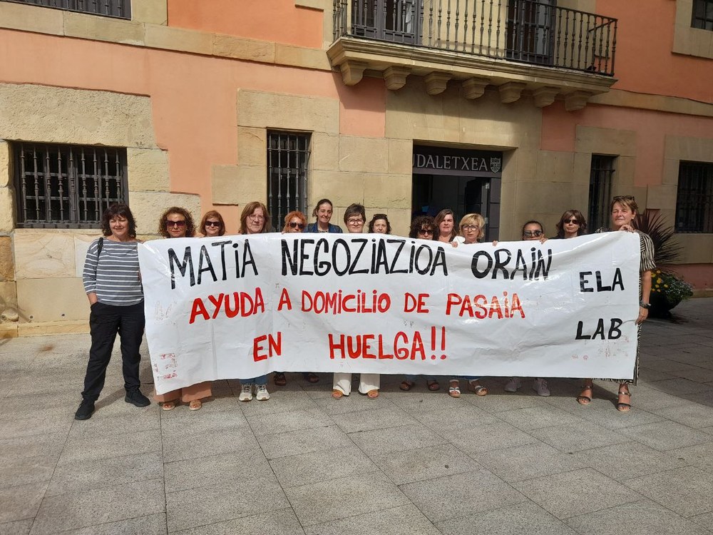 Huelgistas denuncian que la empresa quiere las mejoras del Ayuntamiento para beneficiarse