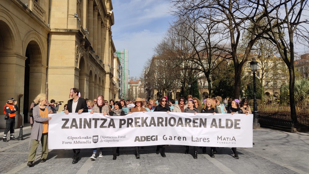 La DFG y las patronales reivindican unos cuidados precarios en una parodia llevada a cabo por las trabajadoras de las residencias de Gipuzkoa