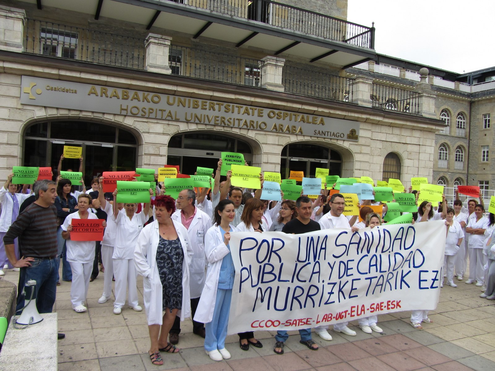 La espiral de concentraciones se extiende por todos los centros de Osakidetza en contra de los recortes