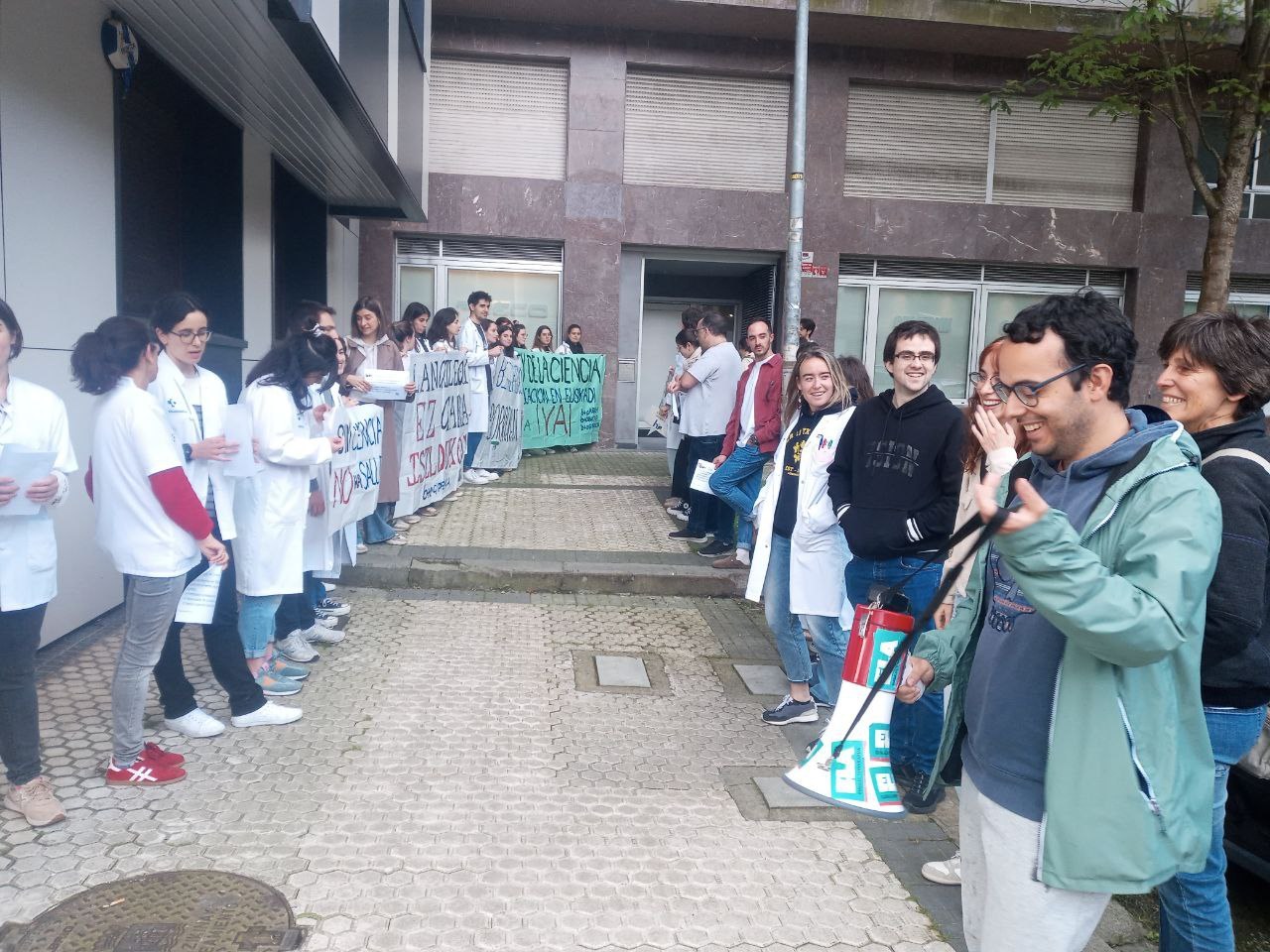 La plantilla para una hora y se concentra ante el Consejo de Relaciones Laborales