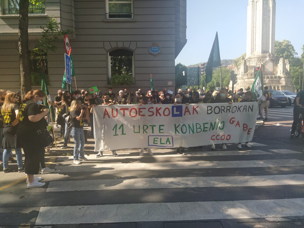 La segunda jornada de huelga en las autoescuelas de Bizkaia también ha tenido un amplio respaldo