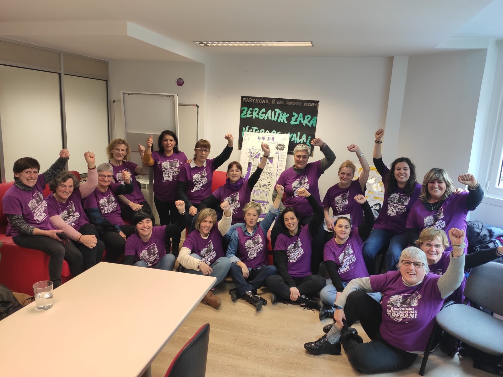 Las huelguistas de las residencias de Gipuzkoa entran en la Casa de las Mujeres de Donostia en una acción pacífica para denunciar la propaganda feminista de las instituciones públicas