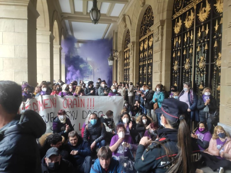 Las trabajadoras en huelga de las residencias  de Gipuzkoa solicitan una reunión a la Diputación
