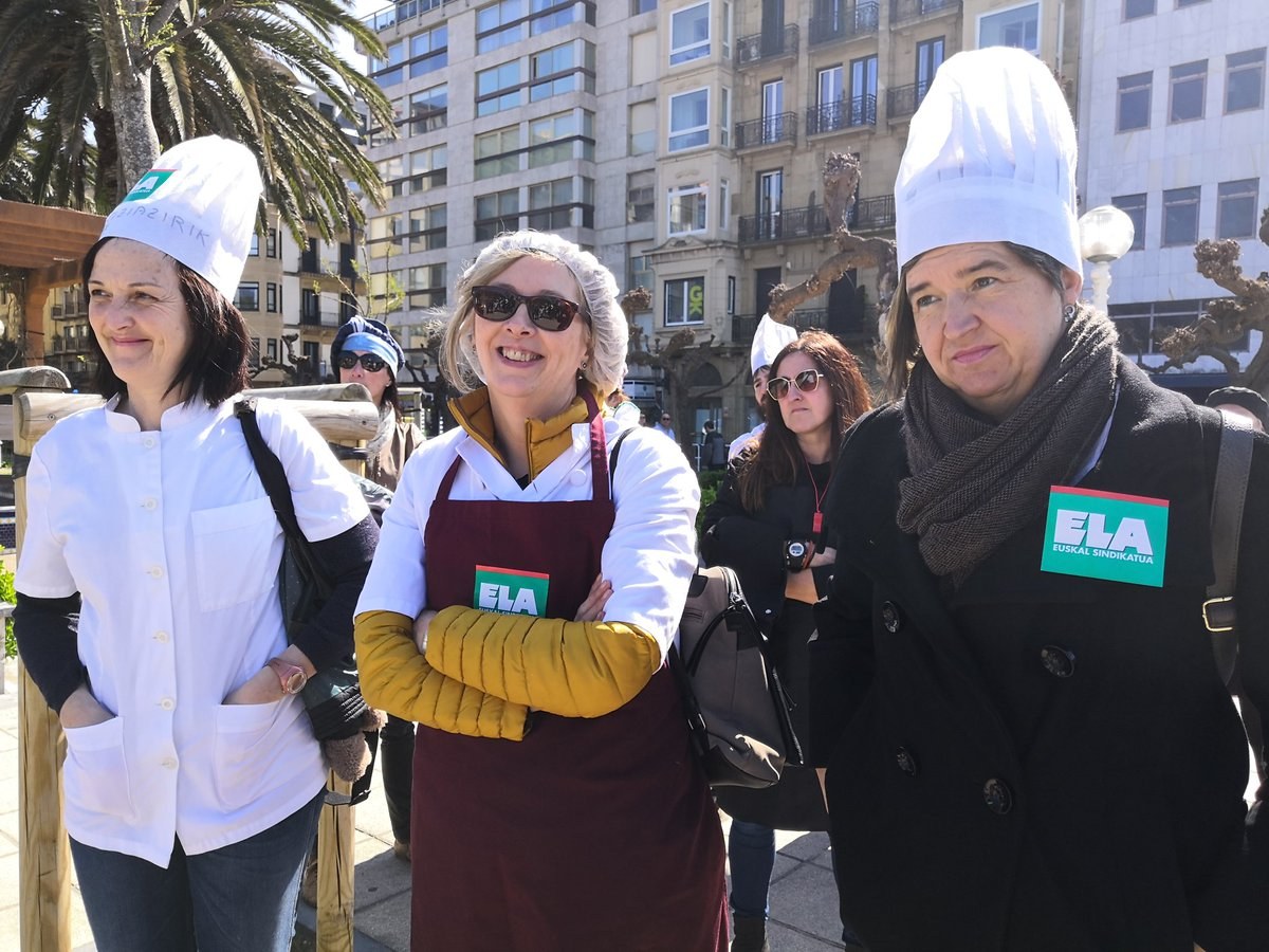 Las trabajadoras de cocina y limpieza dependiente del Departamento de Educación del Gobierno Vasco han ido a la huelga