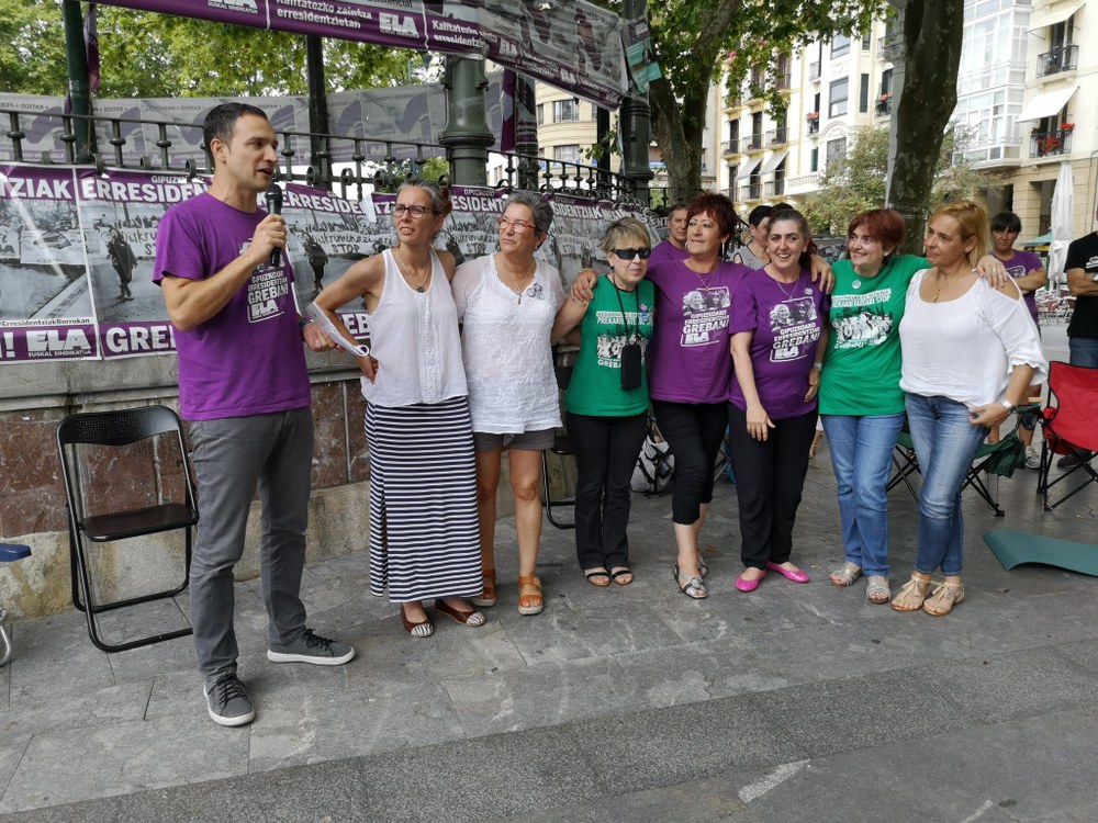 Las trabajadoras de las residencias de Bizkaia y Mitxel Lakuntza muestran su apoyo a las huelguistas en Gipuzkoa