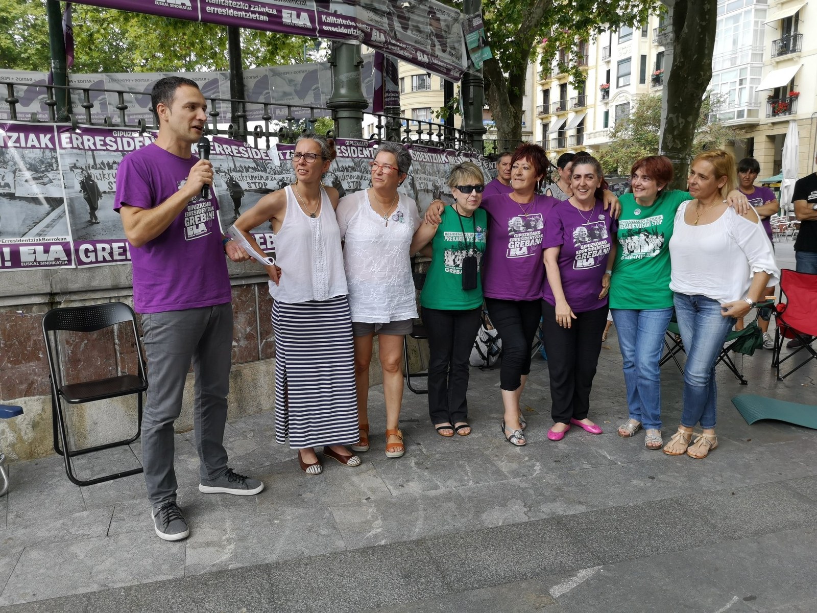 Las trabajadoras de las residencias de Bizkaia y Mitxel Lakuntza muestran su apoyo a las huelguistas en Gipuzkoa