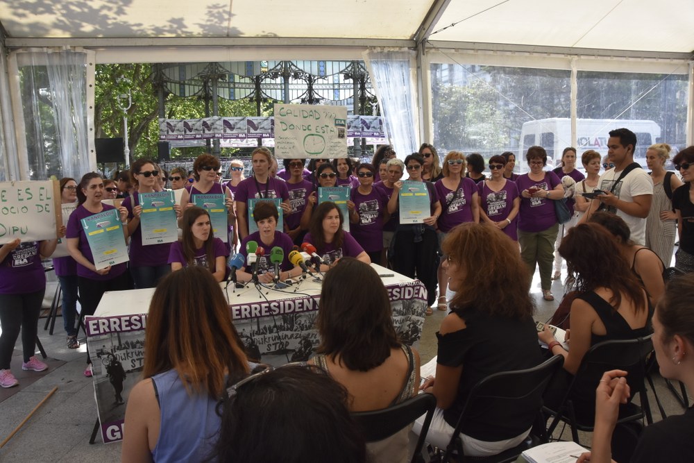 Las trabajadoras de las residencias de Gipuzkoa inician una acampada de tres días