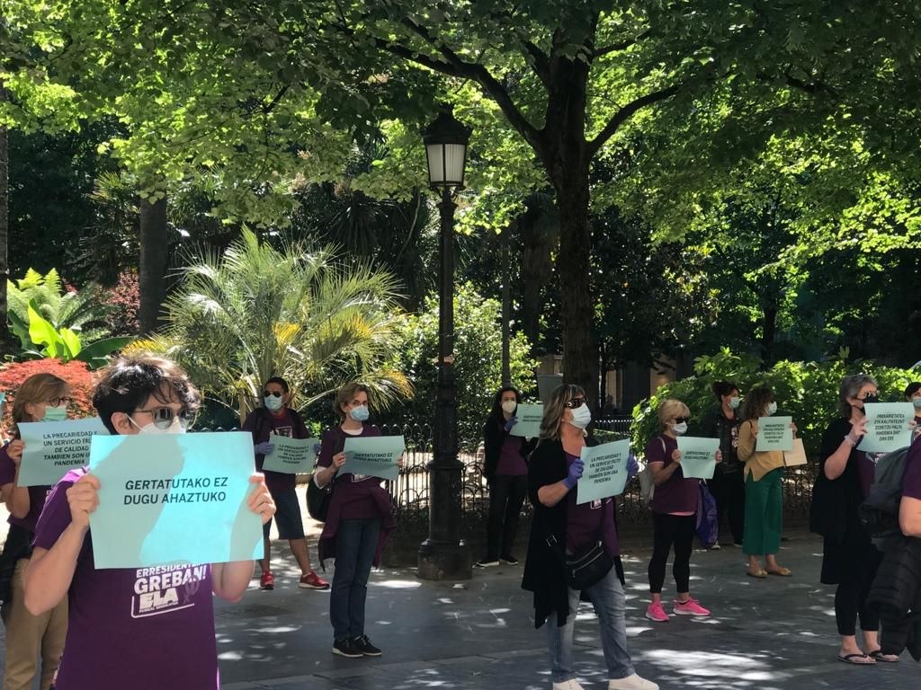 Las trabajadoras de las residencias de Gipuzkoa retoman las movilizaciones tras aplazar la huelga de 243 días por el coronavirus Las trabajadoras de las residencias de Gipuzkoa retoman las movilizaciones tras aplazar la huelga de 243 días por el coronavirus