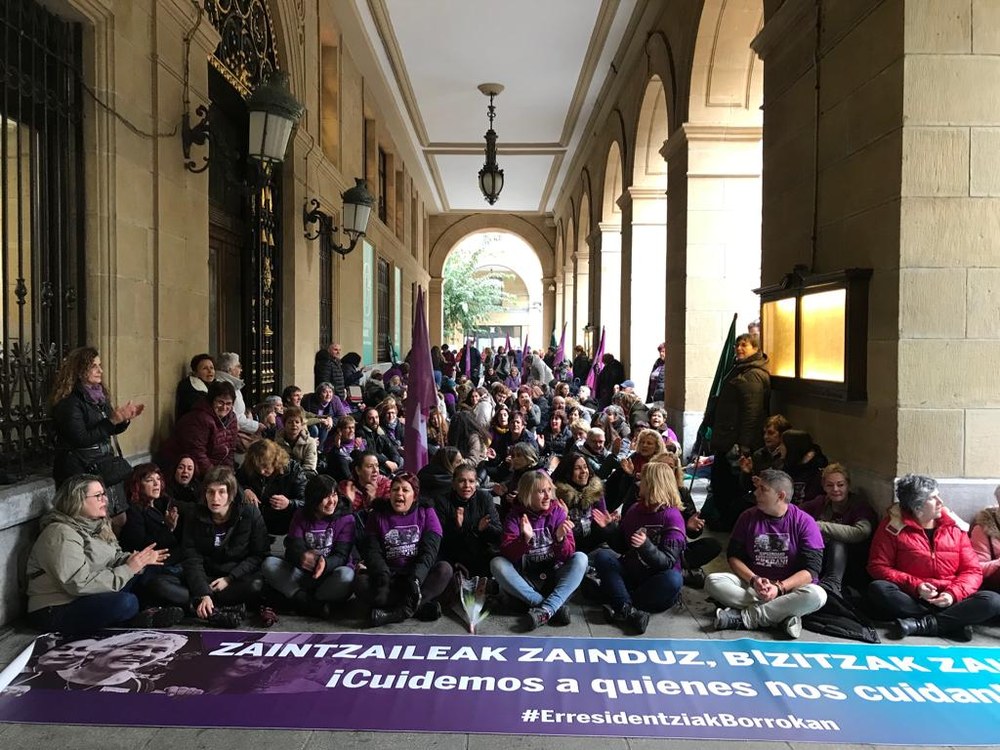 Las trabajadoras de las Residencias de Gipuzkoa se concentran ante la Diputación para rechazar el acuerdo en minoría firmado y exigirle una solución real al conflicto