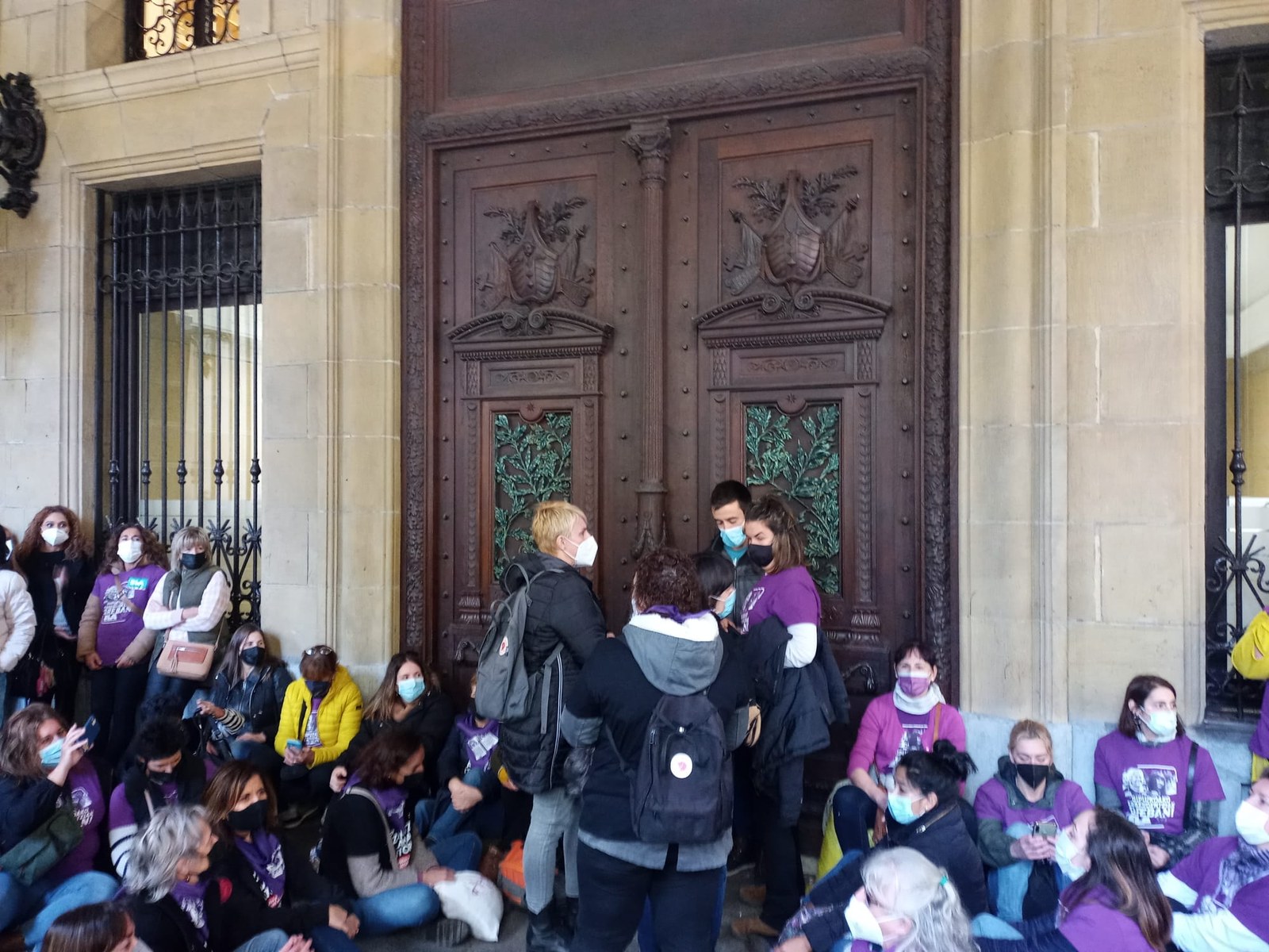 Las trabajadoras en huelga de las residencias de Gipuzkoa irrumpen en la Diputación y solicitan una reunión con la diputada Maite Peña Las trabajadoras en huelga de las residencias de Gipuzkoa irrumpen en la Diputación y solicitan una reunión con la diputada Maite Peña