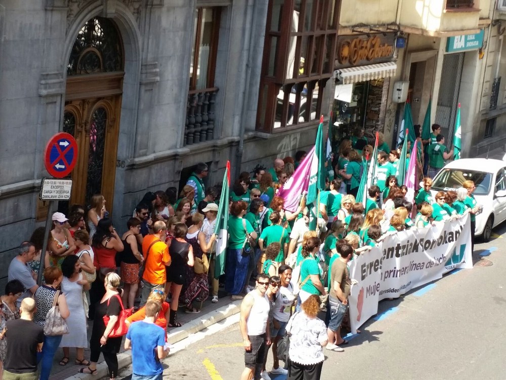 Las trabajadoras en huelga de residencias de Bizkaia le piden a Emakunde que asuma su responsabilidad en el conflicto laboral y social de residencias de Bizkaia