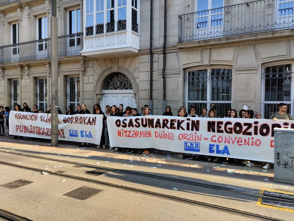 Las y los trabajadores se movilizan frente al Parlamento Vasco