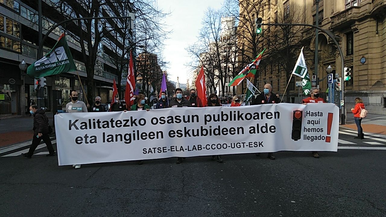 Los sindicatos de Osakidetza piden la dimisión de la consejera Sagardui durante la jornada de huelga en el sector