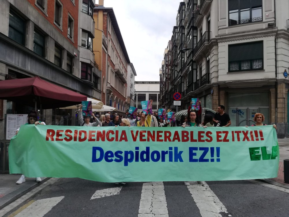 Manifestación en Bilbao para denunciar el cierre inminente de la Residencia Venerables Sacerdotes