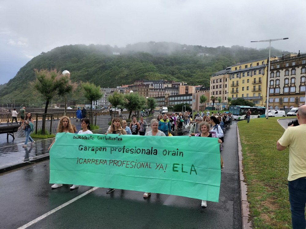 Manifestación en Donostia en la jornada 114 de huelga