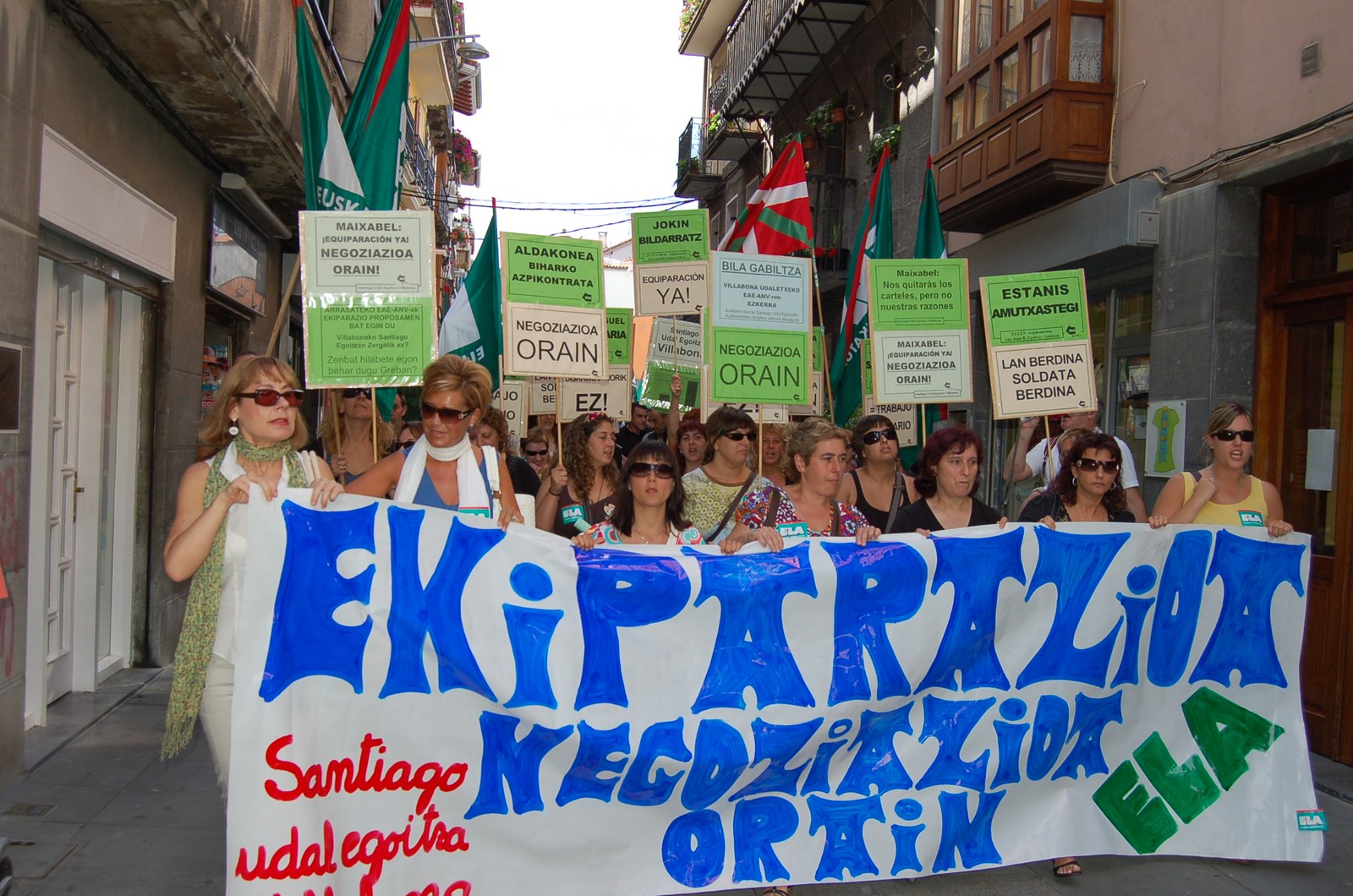 Manifestación en solidaridad con las huelguistas de la residencia de Villabona