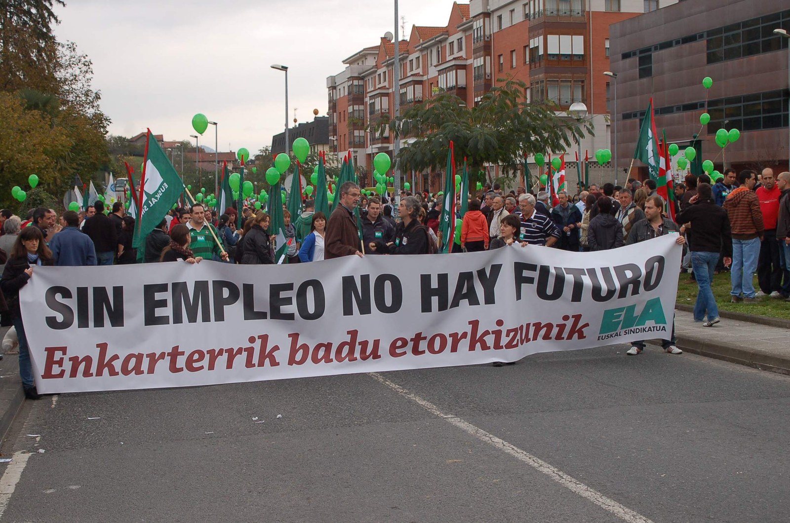 Miles de personas en la manifestación de Enkarterriak
