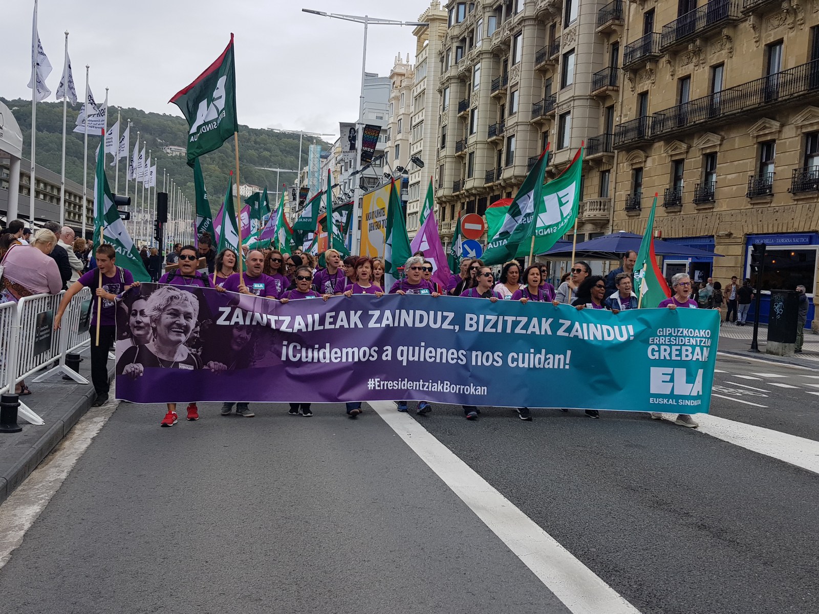 Multitudinaria manifestación en Donostia de las huelguista de las residencias de Gipuzkoa