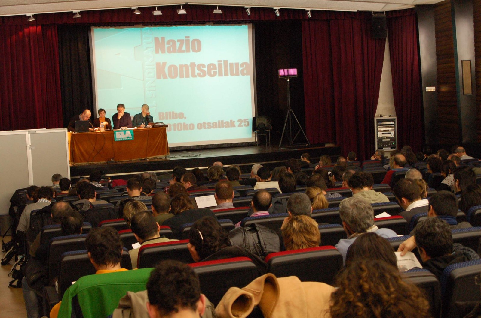 Muñoz :Renunciando a salarios no se crea empleo