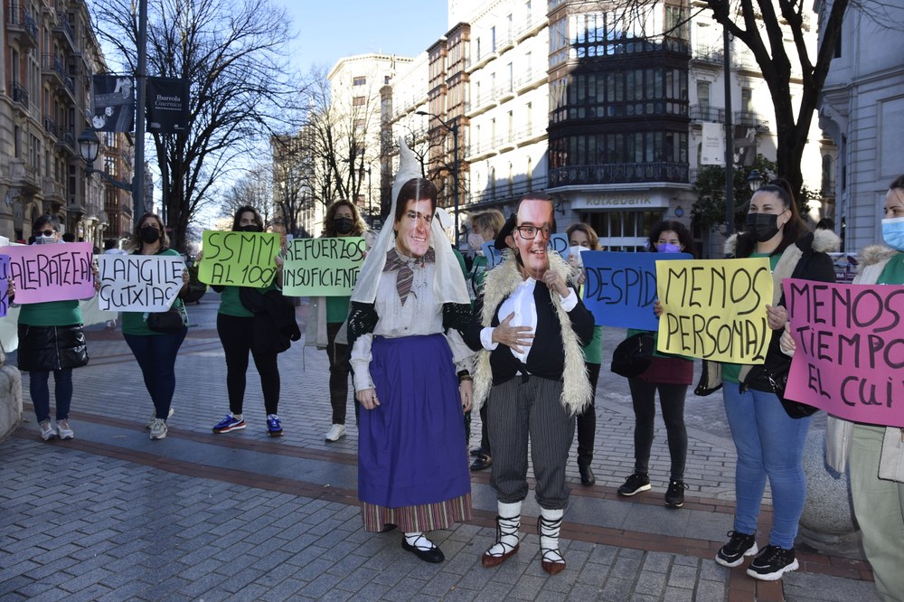 Olentzero reparte las 'cartas de la precariedad' en la Diputación de Bizkaia para denunciar la situación de  las residencias de Bizkaia