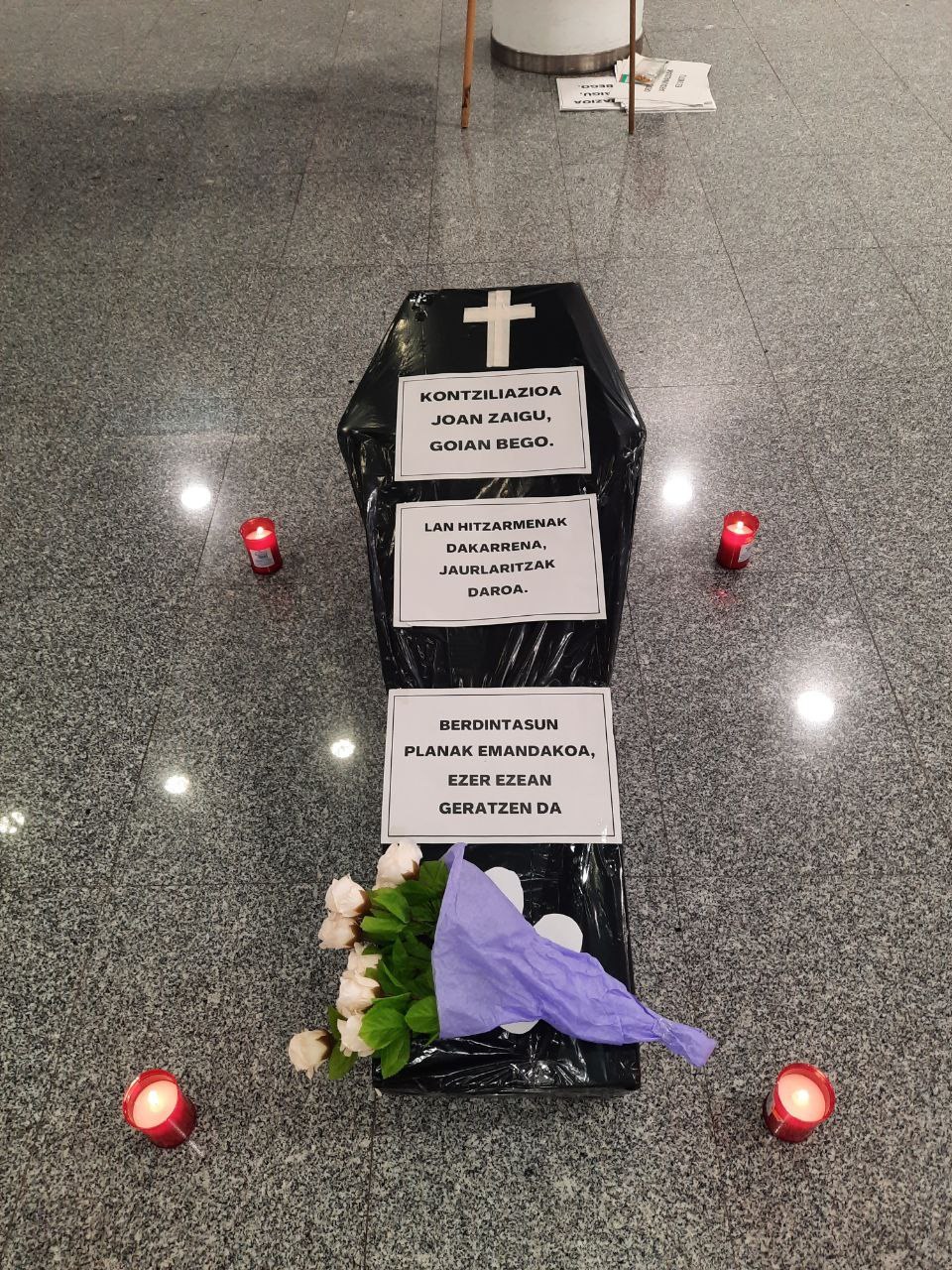 Representan un funeral para denunciar que el horario impuesto por el Gobierno perjudica la conciliación